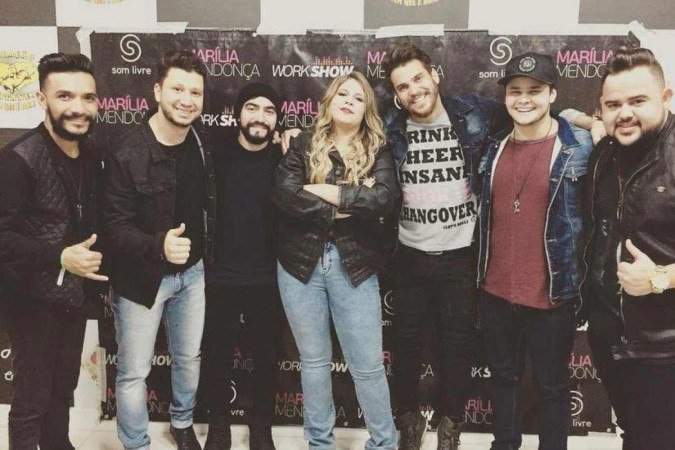 Kito (à esquerda, de jaqueta preta), ao lado de Cleber e Cauan, com a cantora Marília Mendonça: parceria para a canção mais importante do compositor - (crédito: Arquivo Pessoal) Kito (à esquerda, de jaqueta preta), ao lado de Cleber e Cauan, com a cantora Marília Mendonça: parceria para a canção mais importante do compositor - (crédito: Arquivo Pessoal)