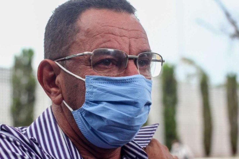  07/11/2021 Credito: Bárbara Cabral/Esp.CB/DA.Press. Cidades. Enterro do piloto Geraldo Medeiros Júnior que estava no acidente de avião junto com a cantora Marília Mendonça. Todos morreram. Na foto seu irmão, Antônio Welber de Medeiros.