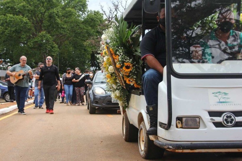  07/11/2021 Credito: Bárbara Cabral/Esp.CB/DA.Press. Cidades. Enterro do piloto Geraldo Medeiros Júnior que estava no acidente de aviao junto com a cantora Marília Mendonça. Todos morreram.