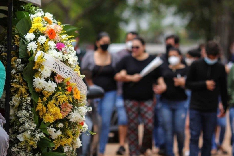  07/11/2021 Credito: Bárbara Cabral/Esp.CB/DA.Press. Cidades. Enterro do piloto Geraldo Medeiros Júnior que estava no acidente de aviao junto com a cantora Marília Mendonça. Todos morreram.