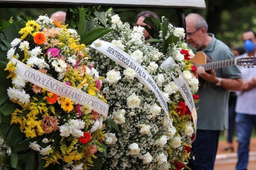  07/11/2021 Credito: Bárbara Cabral/Esp.CB/DA.Press. Cidades. Enterro do piloto Geraldo Medeiros Júnior que estava no acidente de aviao junto com a cantora Marília Mendonça. Todos morreram.