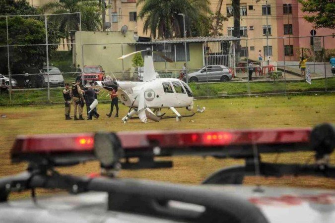 O helicóptero da TV Globo Minas fez um pouso forçado na manhã desta segunda-feira (8/11) em um campo de futebol no Bairro Teixeira Dias, na Região do Barreiro, em Belo Horizonte. Os três ocupantes não ficaram feridos. A suspeita é de que tenha ocorrido uma pane
