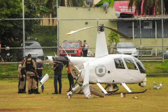 O helicóptero da TV Globo Minas fez um pouso forçado na manhã desta segunda-feira (8/11) em um campo de futebol no Bairro Teixeira Dias, na Região do Barreiro, em Belo Horizonte. Os três ocupantes não ficaram feridos. A suspeita é de que tenha ocorrido uma pane

