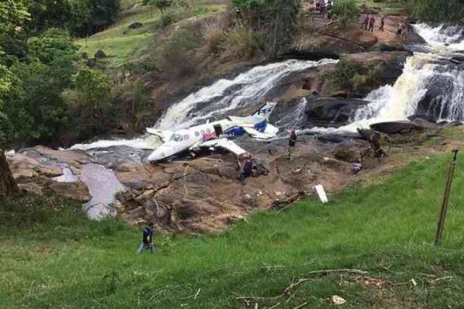 Há indícios de que avião que transportava Marília Mendonça estava numa altitude muito abaixo da desejada para o local - (crédito: CBMMG/Divulgação) Há indícios de que avião que transportava Marília Mendonça estava numa altitude muito abaixo da desejada para o local - (crédito: CBMMG/Divulgação)