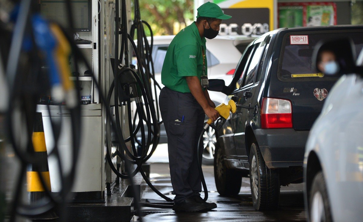 Redução na gasolina deve chegar ao consumidor para aliviar inflação