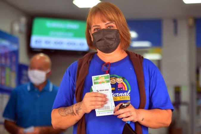  (crédito: Acumulado pela sétima vez seguida, o prêmio da Mega-Sena pode pagar, hoje, R$ 90 milhões para o apostador — ou mais de um — que acertar as seis dezenas sorteadas. O concurso nº 2.427 ocorre às 20h, no Espaço Loterias Caixa do Terminal Rodoviário Tietê, em São Paulo. O horário para registrar  jogos fica aberto até as 19h, nas casas lotéricas ou pelo site Loterias Caixa. Até lá, os brasilienses podem fazer 