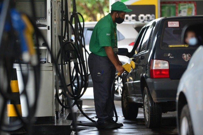 Preço da gasolina sobe 60% em um ano, e motoristas do DF buscam alternativas