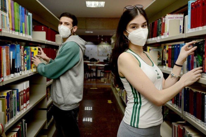  08/11/2021 Crédito: Marcelo Ferreira/CB/D.A Press. Brasil. Brasilia - DF Caderno especial do Enem, matéria sobre a escolha de cursos concorridos no Enem. Os estudantes Victor Andreozzi e  Georgia Portilho no Colégio Sigma, na unidade da 910 Norte.