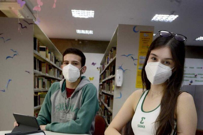  08/11/2021 Crédito: Marcelo Ferreira/CB/D.A Press. Brasil. Brasilia - DF Caderno especial do Enem, matéria sobre a escolha de cursos concorridos no Enem. Os estudantes Victor Andreozzi e  Georgia Portilho no Colégio Sigma, na unidade da 910 Norte.