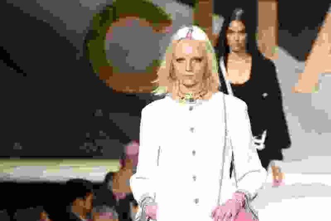  Na última semana de moda de Paris, a Chanel usou minissaia em seus modelos clássicos