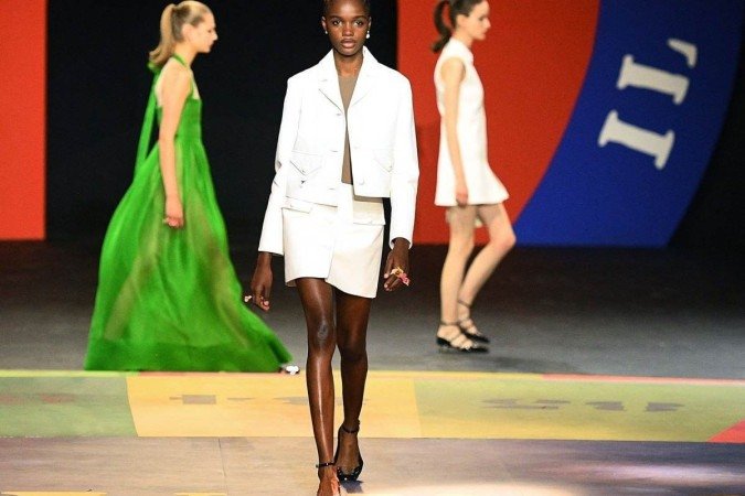  A Dior provou que é possível combinar a minissaia com uma peça mais clássica, neste caso, o blazer