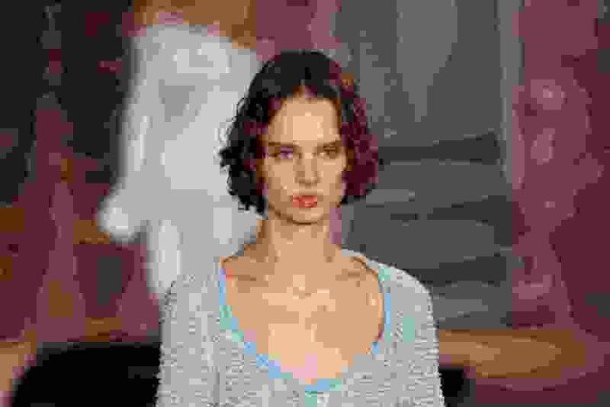  Além de magacurta, a saia da Acne Studios ainda tem uma fenda