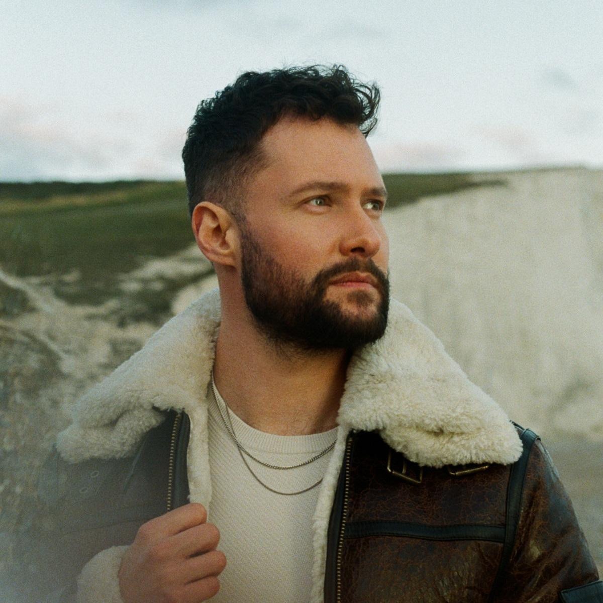 Britânico Calum Scott lança faixa em parceria com cantor catarinense Bryan Behr