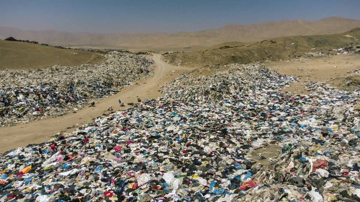 No deserto do Atacama, o cemitério tóxico da moda descartável