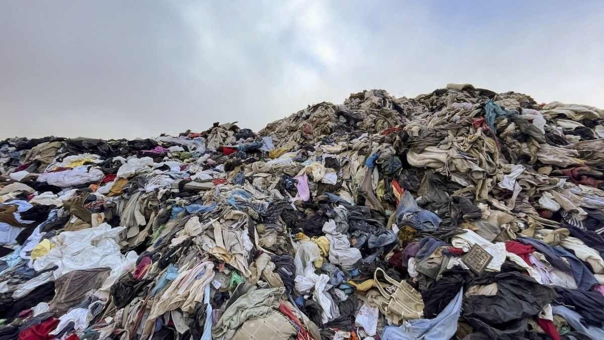  View of used clothes discarded in the Atacama desert, in Alto Hospicio, Iquique, Chile, on September 26, 2021. - EcoFibra, Ecocitex and Sembra are circular economy projects that have textile waste as their raw material. The textile industry in Chile will be included in the law of Extended Responsibility of the Producer (REP), forcing clothes and textiles importers take charge of the waste they generate. (Photo by MARTIN BERNETTI / AFP)
      Caption 