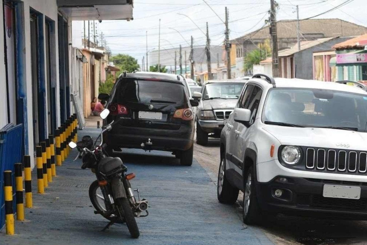 Escritório transforma calçada em estacionamento de carros - Direto