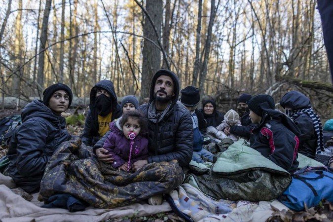 Família de curdos iraquianos aguarda em floresta da Bielorrússia para entrar na Polônia: temperaturas abaixo de zero - (crédito: Wojtek Radwanski/AFP) Família de curdos iraquianos aguarda em floresta da Bielorrússia para entrar na Polônia: temperaturas abaixo de zero - (crédito: Wojtek Radwanski/AFP)