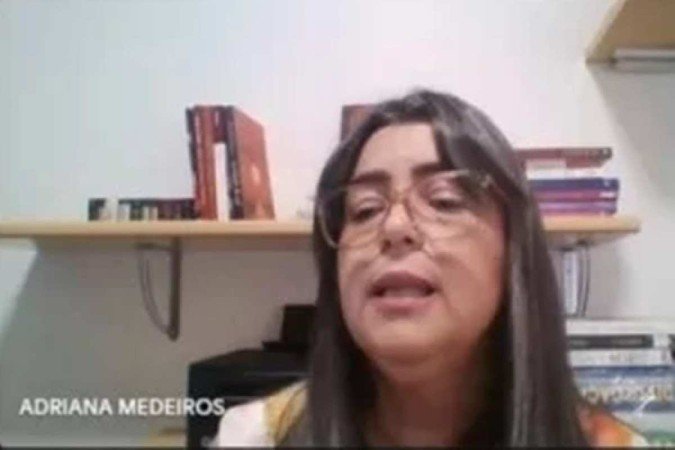 "Nosso primeiro trabalho é fazer eles acreditarem que eles têm chances de entrar na universidade; que a universidade é para eles, sim, nós temos esse compromisso", diz Adriana Medeiros "Nosso primeiro trabalho é fazer eles acreditarem que eles têm chances de entrar na universidade; que a universidade é para eles, sim, nós temos esse compromisso", diz Adriana Medeiros
