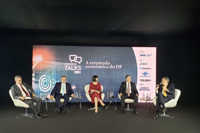 Da esquerda para a direita, participantes do segundo bloco do evento: Eduardo Aroeira, presidente da Ademi-DF; Valdir Oliveira, superintendente do Sebrae-DF; André Clemente, secretário de Economia; e Pedro Verano, vice-presidente da Fibra - (crédito: Carlos Vieira/CB) Da esquerda para a direita, participantes do segundo bloco do evento: Eduardo Aroeira, presidente da Ademi-DF; Valdir Oliveira, superintendente do Sebrae-DF; André Clemente, secretário de Economia; e Pedro Verano, vice-presidente da Fibra - (crédito: Carlos Vieira/CB)