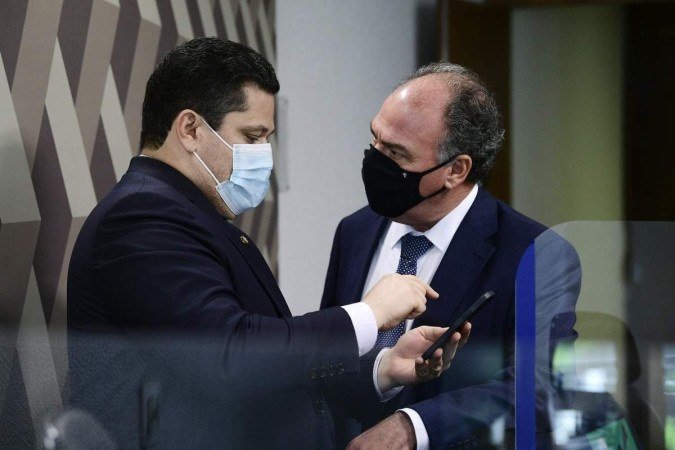 Alcolumbre (E) com Bezerra: presidente da CCJ pediu que PEC fosse avaliada pelo colegiado antes de seguir para o plenário - (crédito: Pedro França/Agência Senado) Alcolumbre (E) com Bezerra: presidente da CCJ pediu que PEC fosse avaliada pelo colegiado antes de seguir para o plenário - (crédito: Pedro França/Agência Senado)