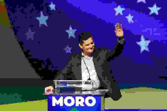  Former Brazilian judge and Justice Minister Sergio Moro waves during an event to announce his affiliation to the PODEMOS party in Brasilia, on November 10, 2021.  Brazil's former judge Sergio Moro, an icon of the Lava Jato anti-corruption mega-operation that led to the imprisonment of former president Lula (2003-2010), joined a centrist party on Wednesday with a view to participating in the 2022 elections.
 (Photo by EVARISTO SA / AFP)

      Caption 