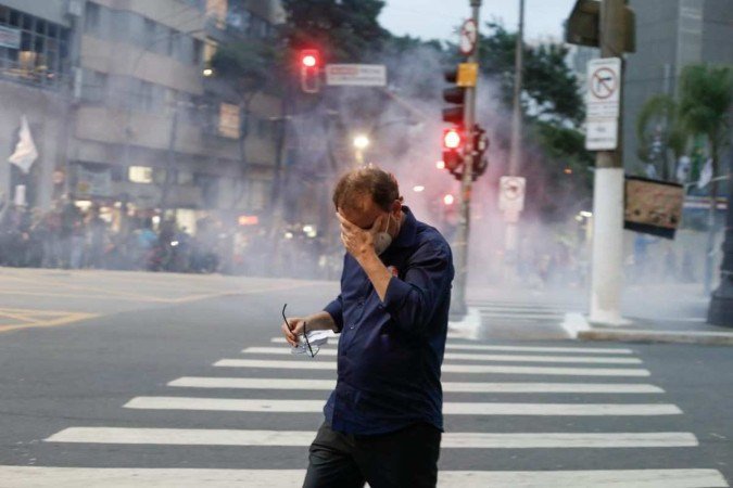Nas redes sociais, vereadores e servidores criticaram a ação da polícia. Nesta foto, o vereador Celso Giannazi, do PSOL, se esquiva do gás lacrimogêneo - (crédito: Celso Giannazi/Twitter/Reprodução) Nas redes sociais, vereadores e servidores criticaram a ação da polícia. Nesta foto, o vereador Celso Giannazi, do PSOL, se esquiva do gás lacrimogêneo - (crédito: Celso Giannazi/Twitter/Reprodução)