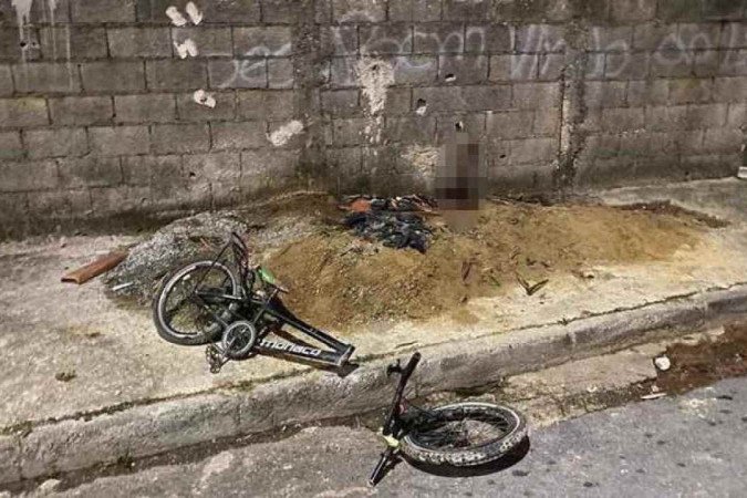 Bicicleta em que as meninas estavam ficou quebrada na via. Elas bateram a cabeça no momento do acidente -  (crédito: TV Alterosa/Reprodução)