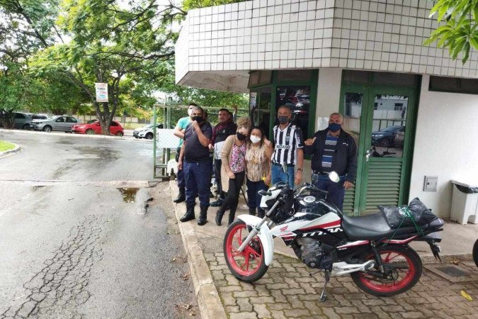 Vigilantes fazem paralisação por falta de pagamento em 13 hospitais públicos do DF. - (crédito: Divulgação/Sindesv-DF) Vigilantes fazem paralisação por falta de pagamento em 13 hospitais públicos do DF. - (crédito: Divulgação/Sindesv-DF)