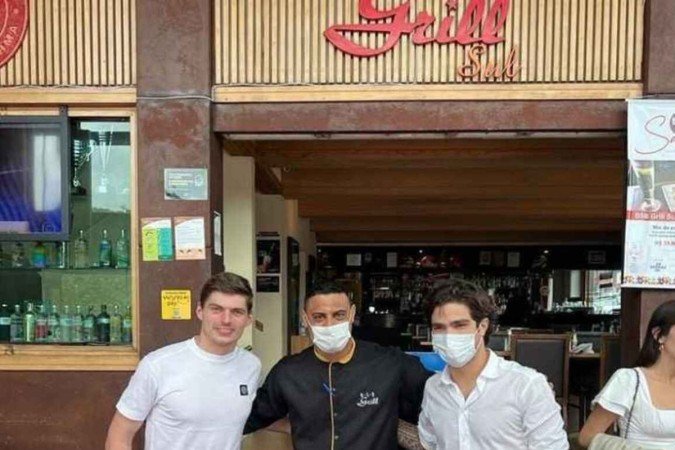 Verstappen foi simpático e posou para fotos com funcionários do restaurante BSB Grill