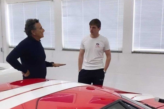 Piloto holandês Max Verstappen ao lado do brasileiro tricampeão mundial Nelson Piquet