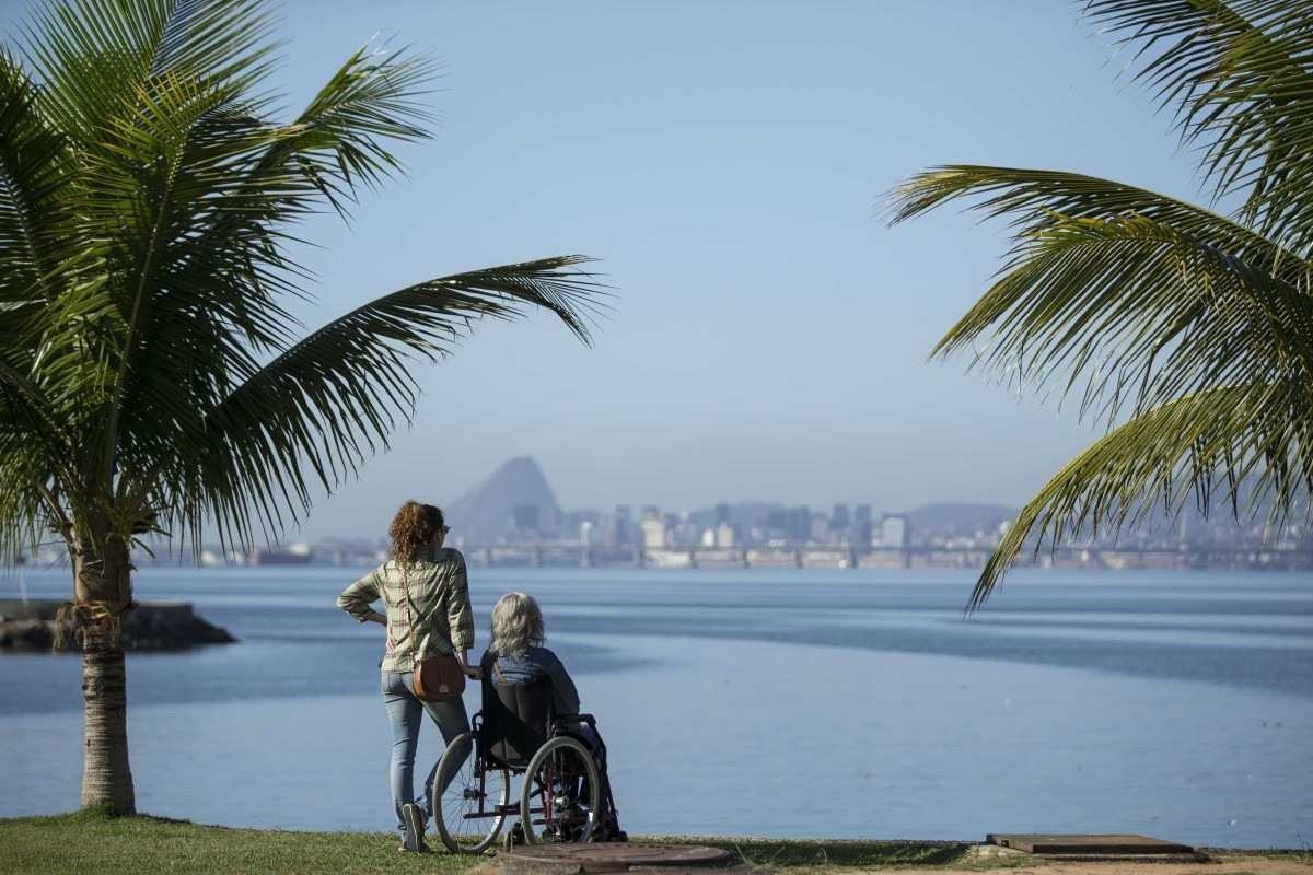 Em longa 'Ela e eu', família vive drama após mãe voltar do coma após 20 anos