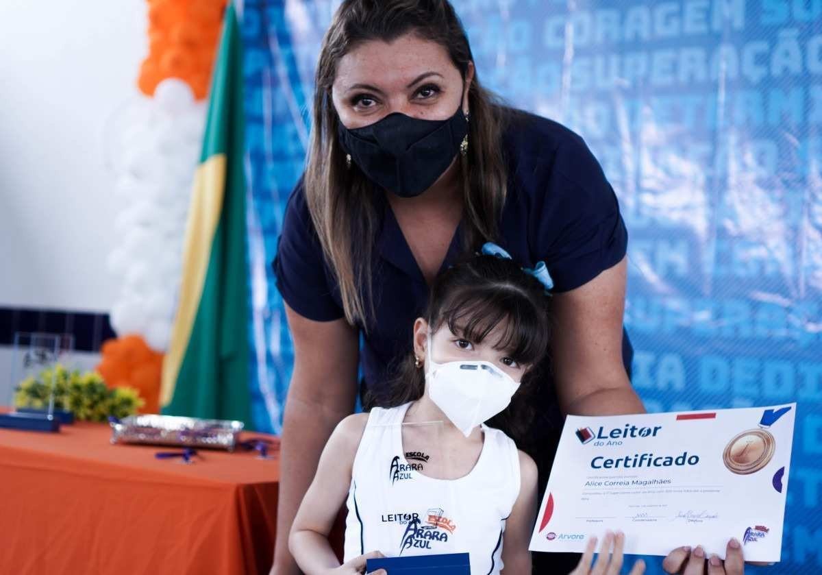 Amor por livros: aluna de 6 anos ganha prêmio de incentivo a leitura 