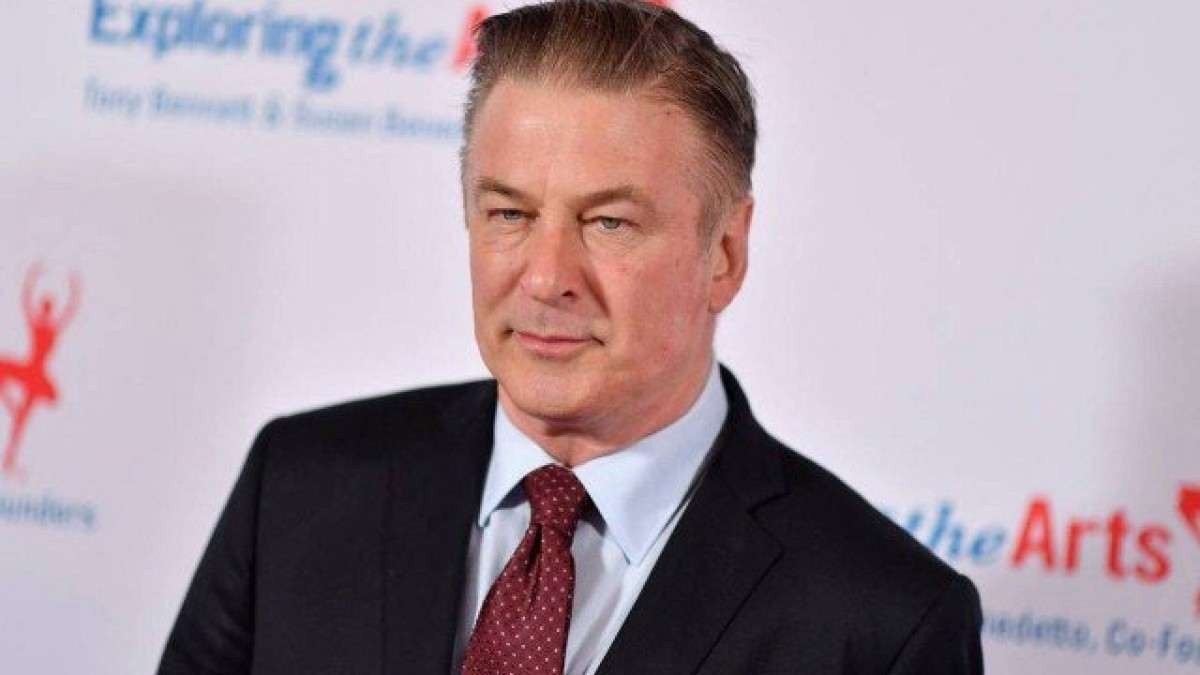 Alec Baldwin pede arquivamento de processo por tiro fatal em set de filmagem