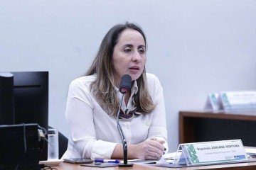 Debate na CMO: à mesa, deputada Adriana Ventura (Novo-SP) em pronunciamento.
 -  (crédito: Pedro França/Agência Senado)