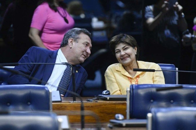 Cristiana em ação: conversando com o senador Lucas Barreto (PSD-AP). No contato estreito com a fonte, obtinha o furo jornalístico -  (crédito:  Marcos Oliveira/Agência Senado)