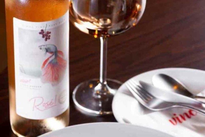 Atum com burrata, acompanhado de um rosé
