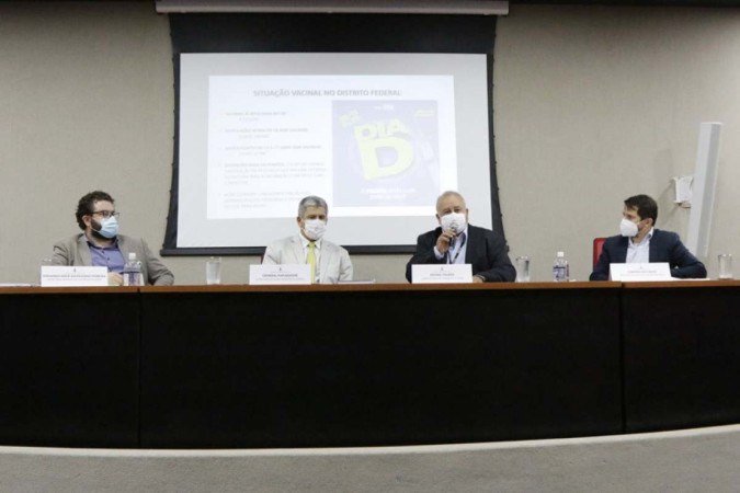 Em entrevista nessa quinta-feira (11/11), integrantes da Secretaria de Saúde deram detalhes sobre mutirão de vacinação - (crédito: Sandro Araújo/Agência Saúde-DF) Em entrevista nessa quinta-feira (11/11), integrantes da Secretaria de Saúde deram detalhes sobre mutirão de vacinação - (crédito: Sandro Araújo/Agência Saúde-DF)
