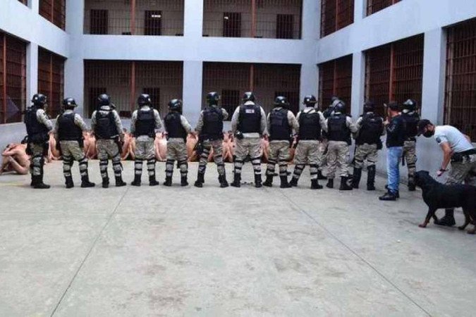 Os detentos aparecem aglomerados e nus no pátio da penitenciária de Formiga - (crédito: Reprodução/Redes sociais) Os detentos aparecem aglomerados e nus no pátio da penitenciária de Formiga - (crédito: Reprodução/Redes sociais)