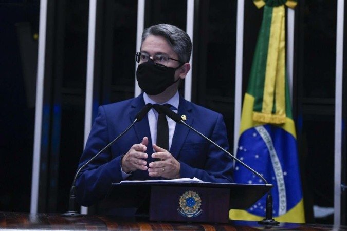 O senador Romário comandou a sessão em que deputados e senadores aprovaram o remanejamento de recursos - (crédito: Jefferson Rudy/Agência Senado) O senador Romário comandou a sessão em que deputados e senadores aprovaram o remanejamento de recursos - (crédito: Jefferson Rudy/Agência Senado)