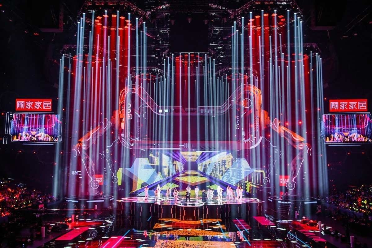  Dancers perform during the 2019 Tmall 11:11 Global Shopping Festival gala in Shanghai on November 10, 2019. China OUT / AFP / STR
      