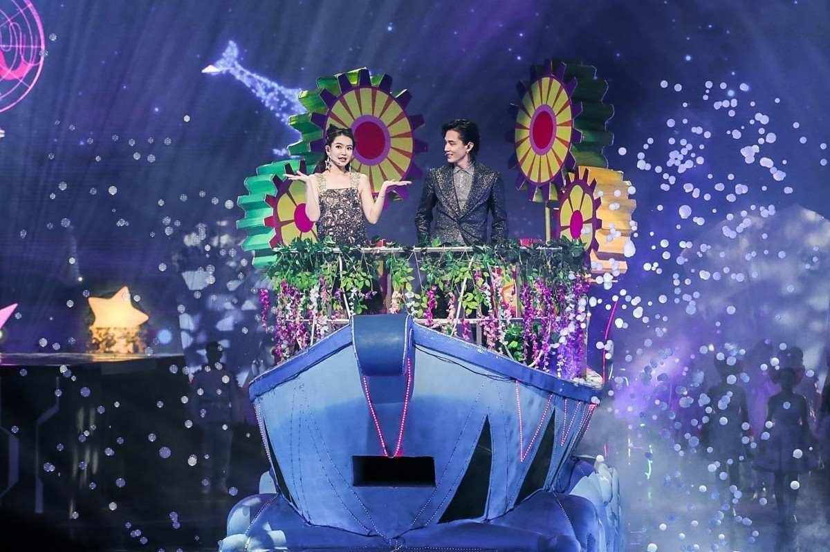  Chinese actress Qi Wei (L) and Korean-American pop singer Lee Seung-hyun perform during the 2019 Tmall 11:11 Global Shopping Festival gala in Shanghai on November 10, 2019. China OUT / AFP / STR
      