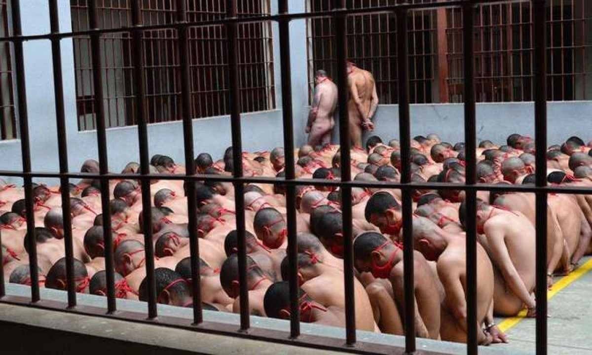 Os detentos teriam colocado fogo em colchões antes se serem levados para o pátio 
