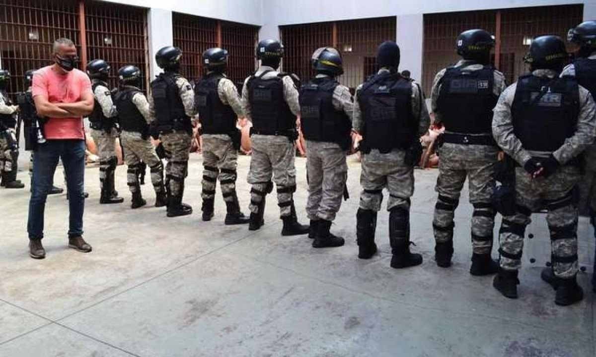 O diretor da penitenciária Ronaldo Antônio Gomides (de rosa) foi afastado do cargo 