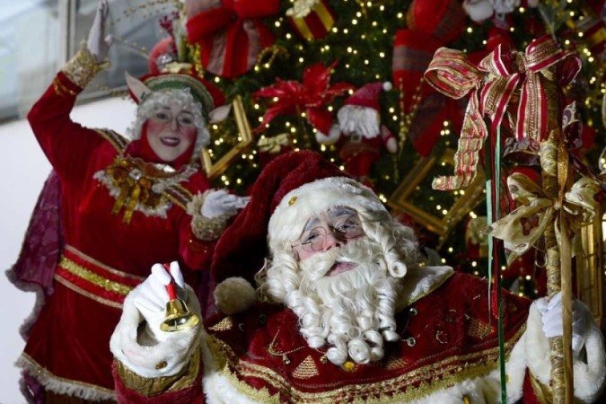 Com o avanço da vacinação contra a covid-19, atores, aposentados e profissionais liberais voltaram este ano a encarnar o personagem natalino nos shoppings e no comércio de rua da cidade. São contratações temporárias que garantem renda complementar para o fim de ano.