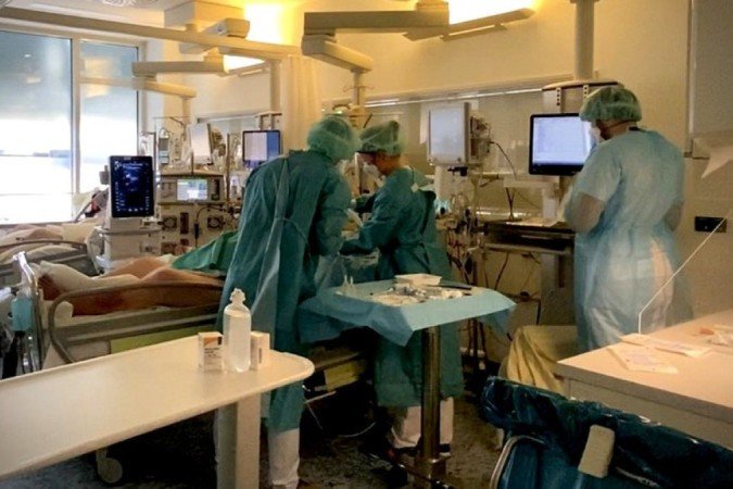 BBC
Dos 18 pacientes no centro de terapia intensiva para Covid-19 deste hospital em Leipzig, 14 não foram vacinados - BBC
Dos 18 pacientes no centro de terapia intensiva para Covid-19 deste hospital em Leipzig, 14 não foram vacinados -