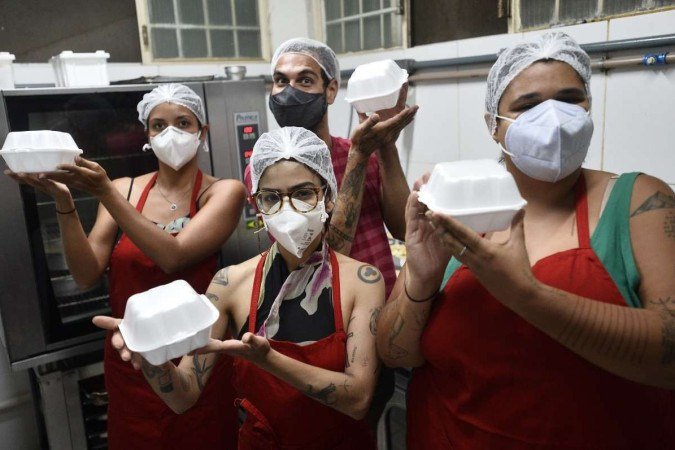 Equipe do Projeto Dividir produz as refeições no espaço Cozinha para Dividir, na Asa Norte