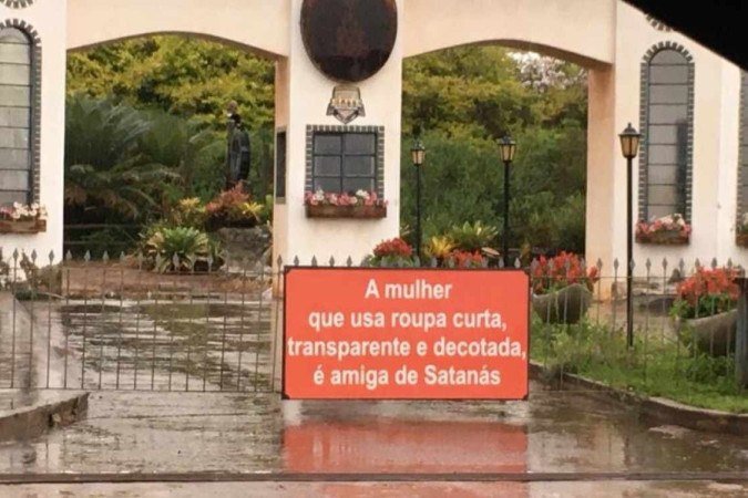 Placas polêmicas são colocadas em povoado de Anápolis - (crédito: Eduardo Idaló/TV Anhanguera) Placas polêmicas são colocadas em povoado de Anápolis - (crédito: Eduardo Idaló/TV Anhanguera)