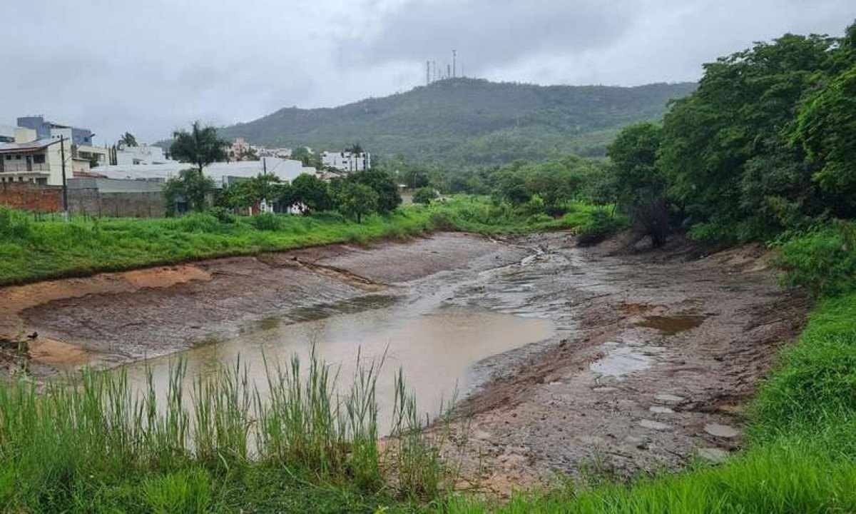 Chuva causa dano em estrutura de lagoa e peixes caem em avenida