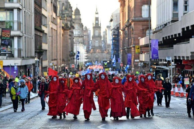 Manifestantes ambientais protestam em Glasgow: apesar do ritmo lento no cumprimento de promessas, há esperança - (crédito: BEN STANSALL) Manifestantes ambientais protestam em Glasgow: apesar do ritmo lento no cumprimento de promessas, há esperança - (crédito: BEN STANSALL)