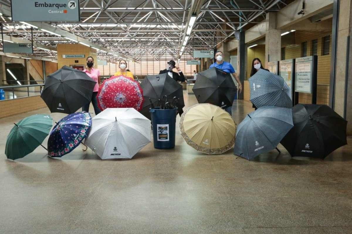 Projeto do Metrô empresta guarda-chuvas para moradores do DF